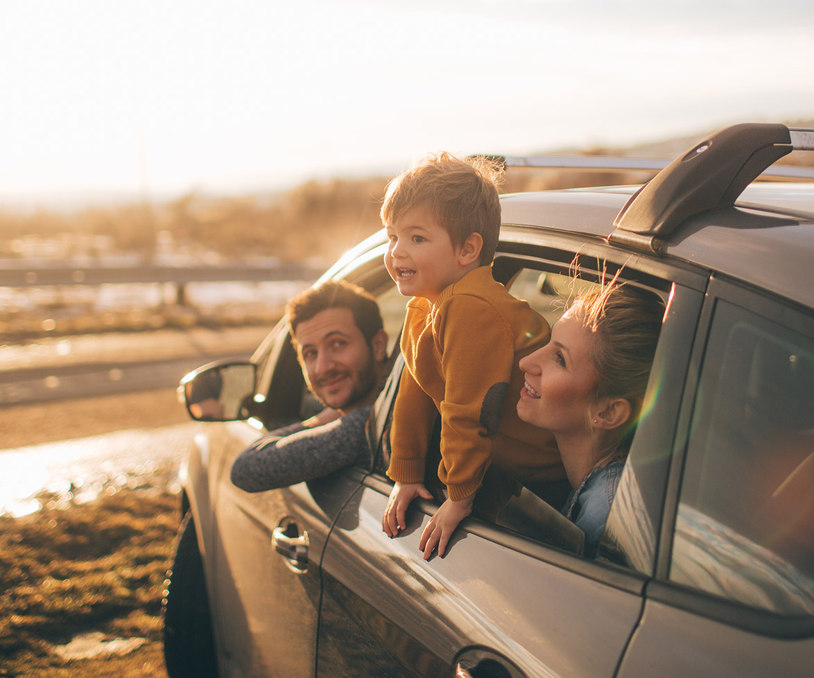 Have a long car journey. Машина для путешествий семьей. Семья в машине. Счастливая семья в машине. Путешествие на машине с детьми.